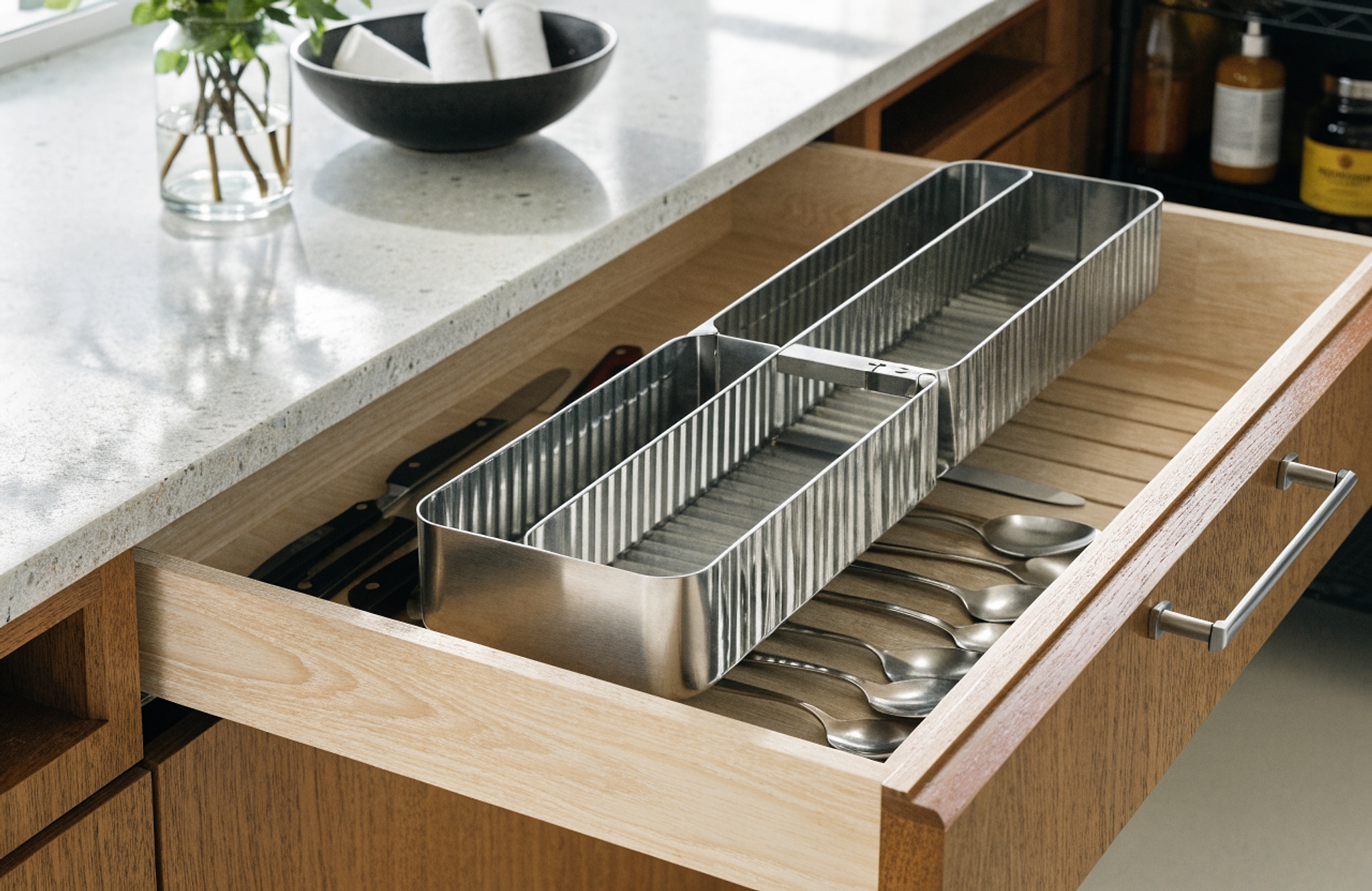 Illustrative visual for Lifewit Extra Large Silverware Drawer Organizer, Expandable Utensil Tray