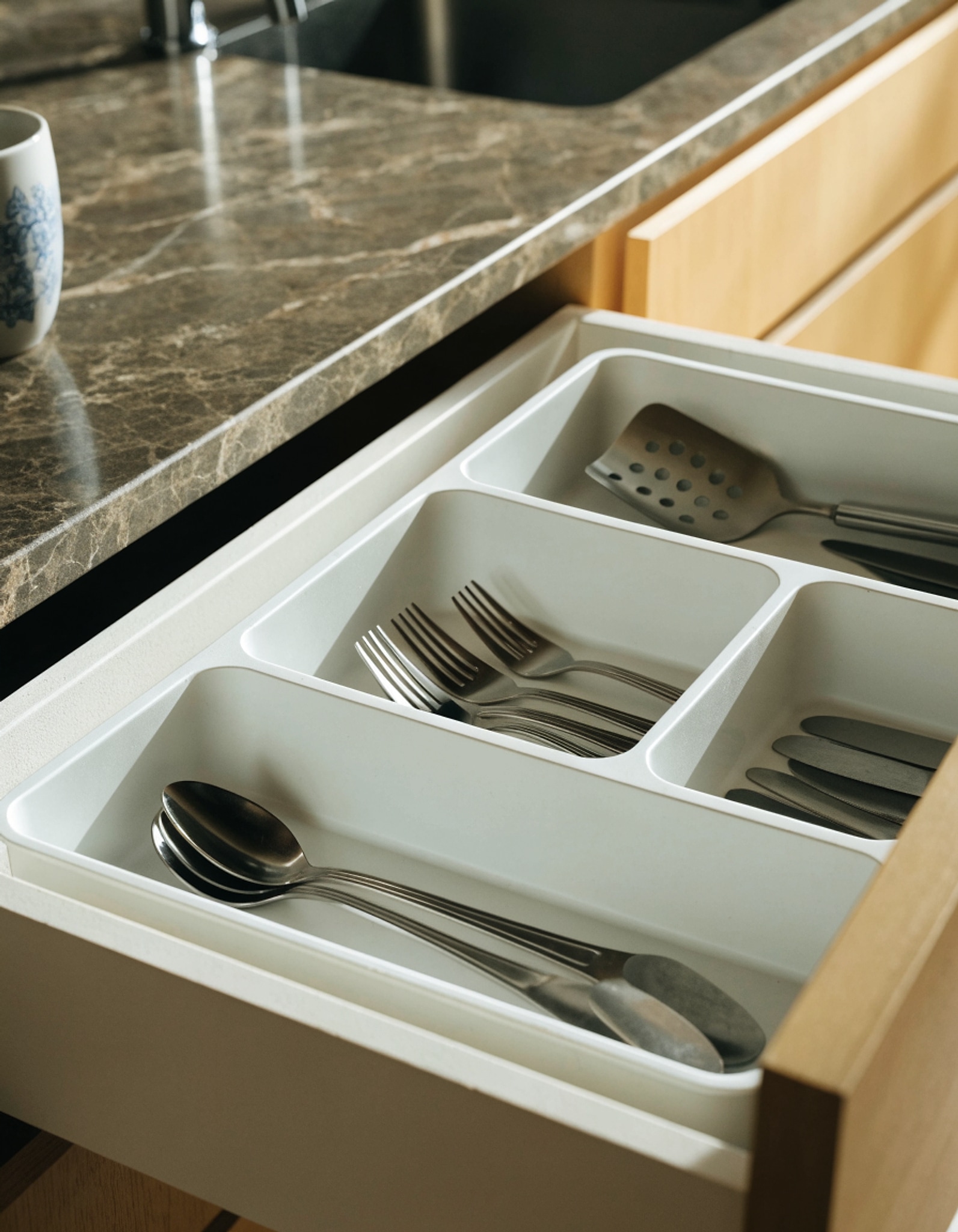 Illustrative visual for Madesmart Classic 6-Compartment Plastic Silverware Tray for Drawers, Cutlery and Utensil Tray Kitchen Drawer Organizer, White