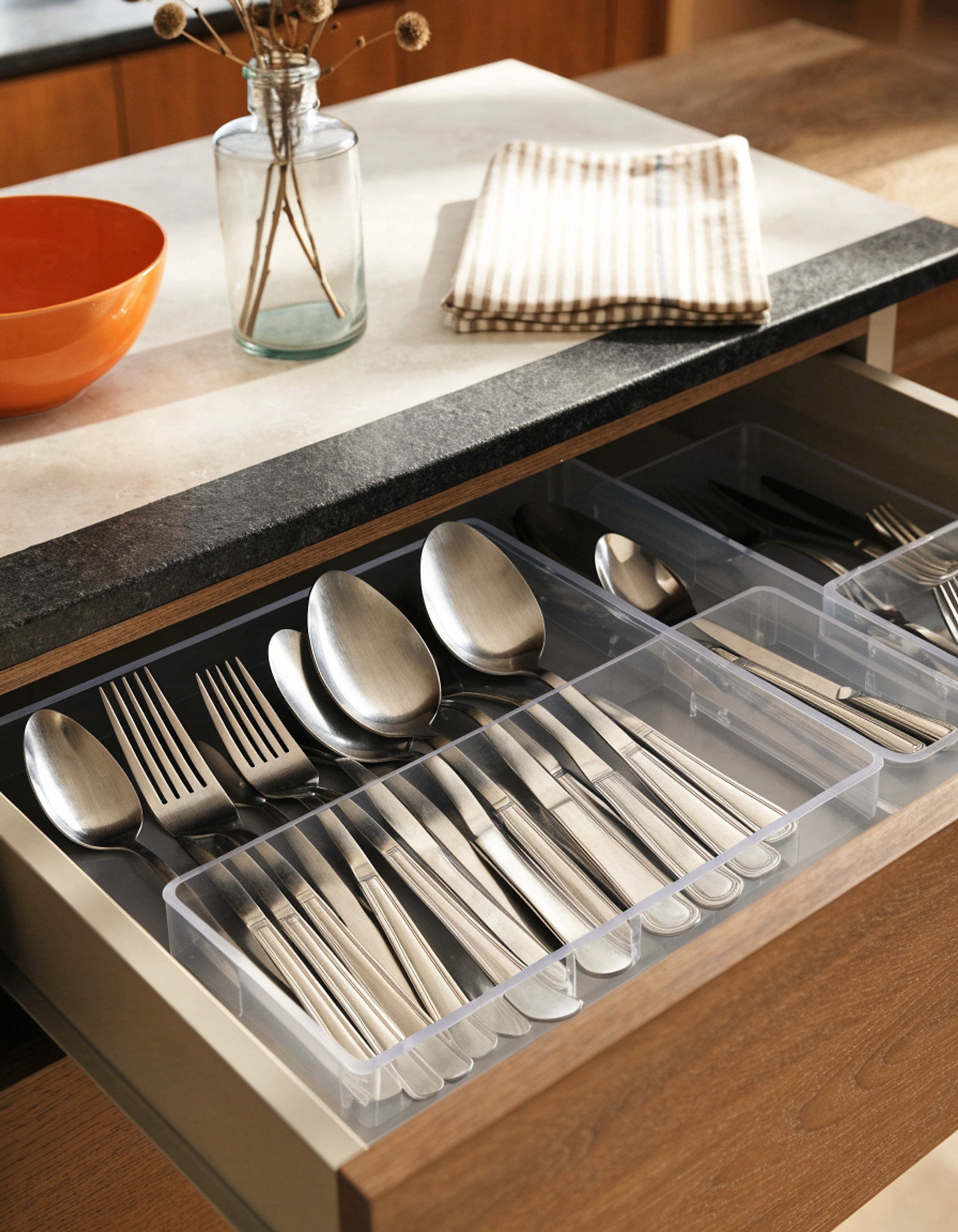 Illustrative visual for Lifewit Silverware Drawer Organizer, Expandable Utensil Tray for Kitchen